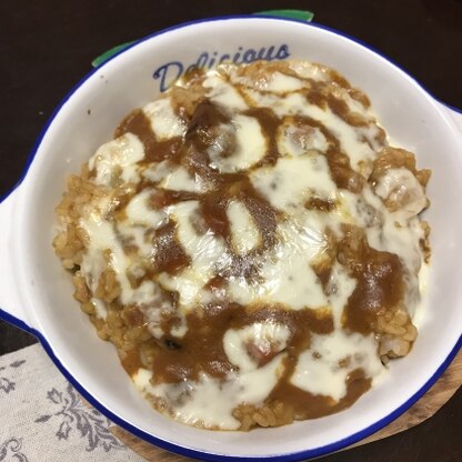 レトルトカレー消費に作りました。カレーを混ぜ込んで焼くと味がしっかりついておいしいですね。ごちそうさまでした♪